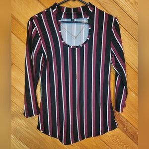 Derek Heart black and maroon quarter length sleeve keyhole front large top